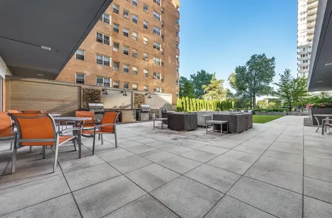 5600 North Sheridan Road Chicago IL 60660