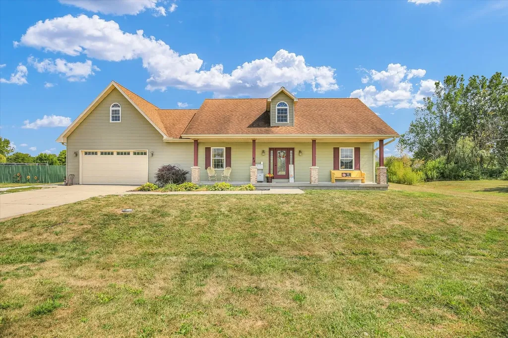 48 Nightingale Circle Camargo IL 61919