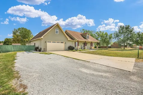 48 Nightingale Circle Camargo IL 61919