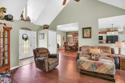 48 Nightingale Circle Camargo IL 61919
