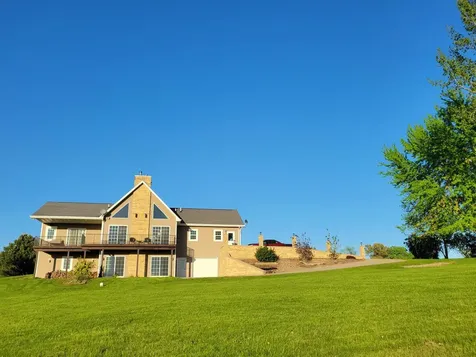 7648 North Indian Ridge Road East Dubuque IL 61025