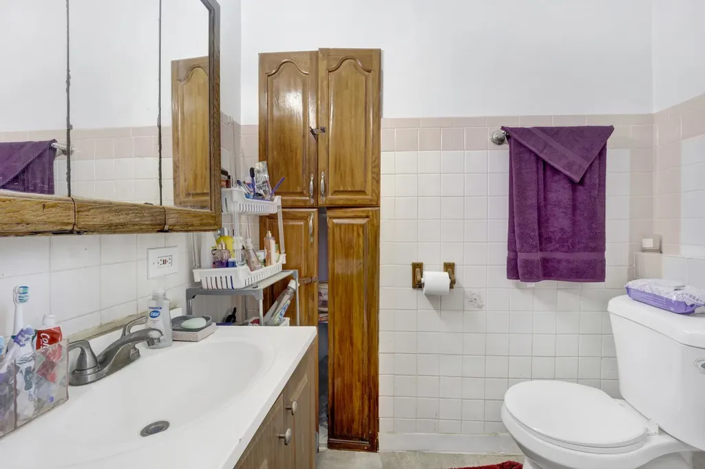 7515 South East End Avenue Chicago IL 60649