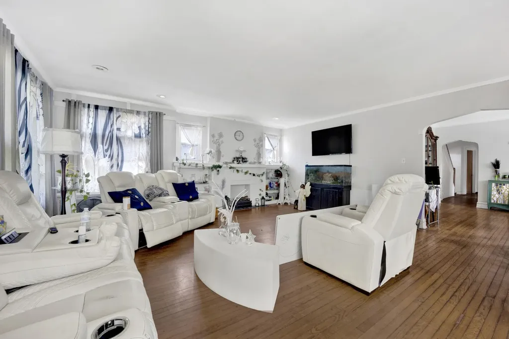 7515 South East End Avenue Chicago IL 60649