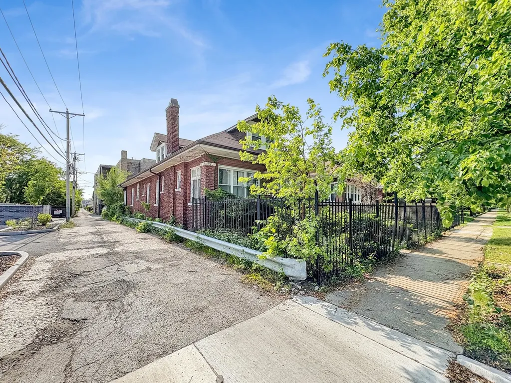 7515 South East End Avenue Chicago IL 60649