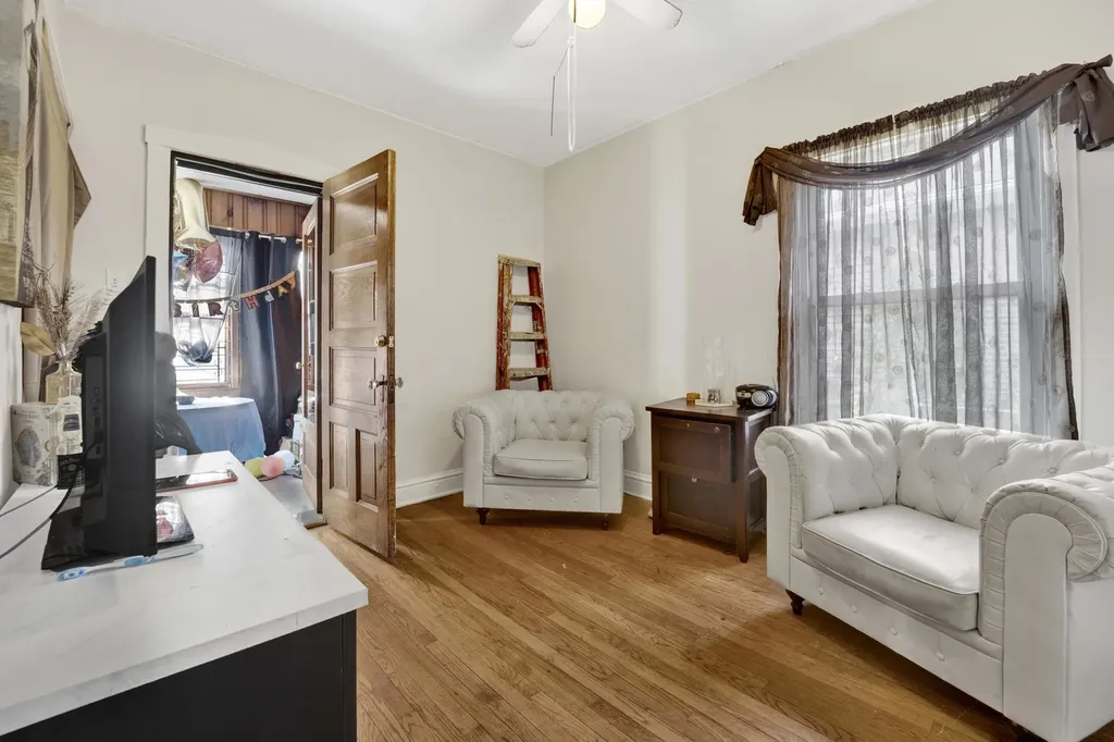 7515 South East End Avenue Chicago IL 60649
