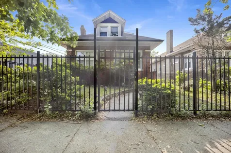 7515 South East End Avenue Chicago IL 60649