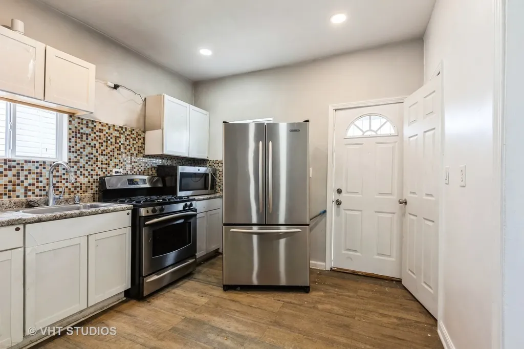 32 West 109th Place Chicago IL 60628