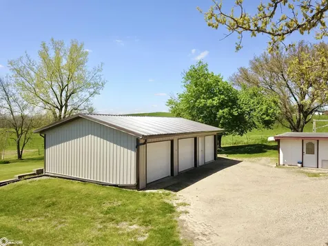 1109 E 132nd Street N Grinnell IA 50112