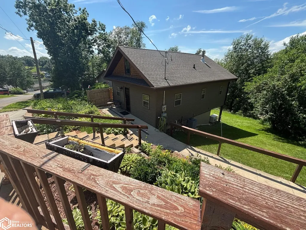6110 N Lakeshore Drive Brooklyn IA 52211