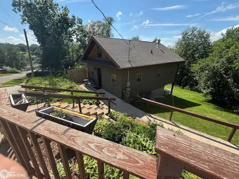 6110 N Lakeshore Drive Brooklyn IA 52211