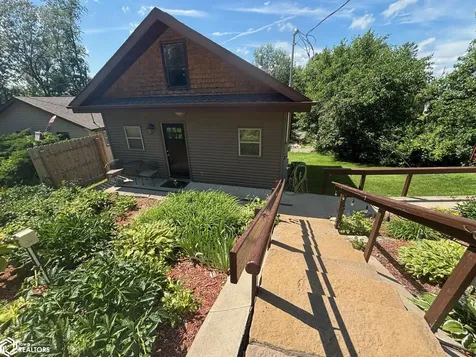 6110 N Lakeshore Drive Brooklyn IA 52211
