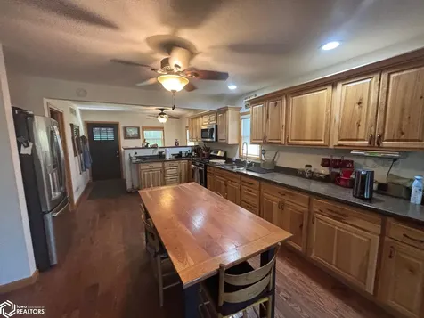 6110 N Lakeshore Drive Brooklyn IA 52211