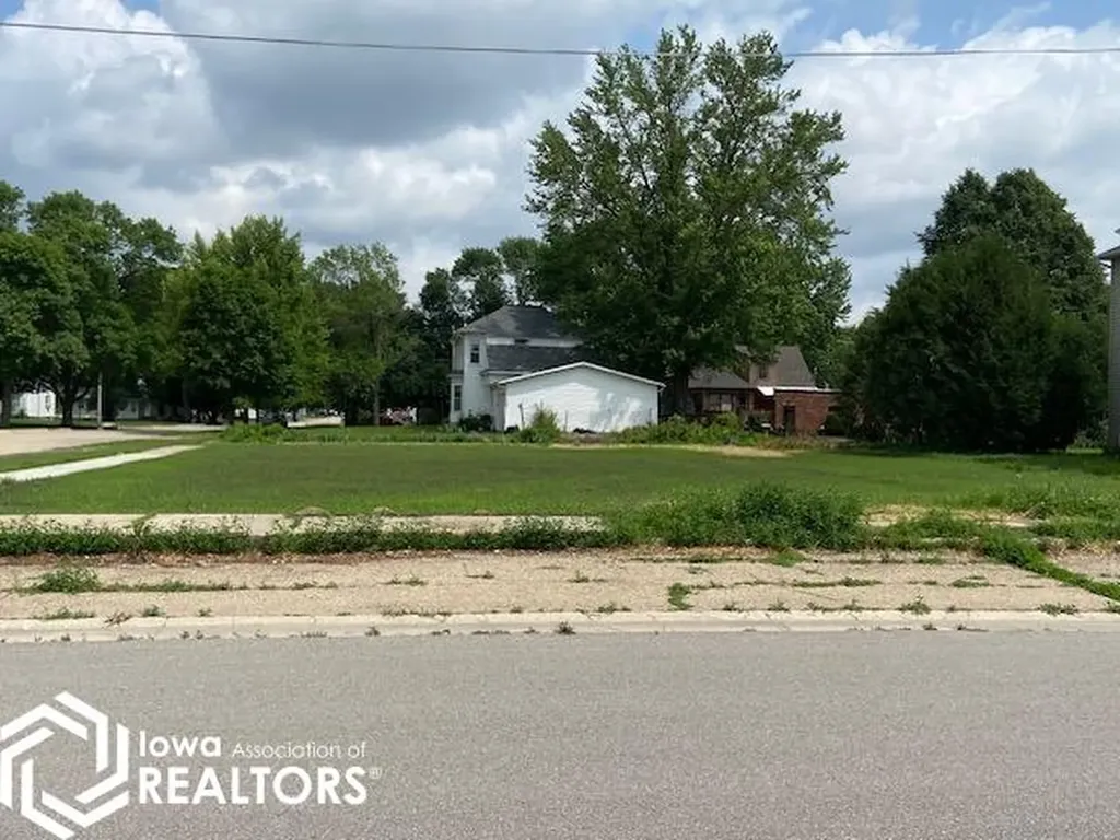 106 3rd Street SE Britt IA 50423