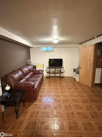 613 E College Street Toledo IA 52342