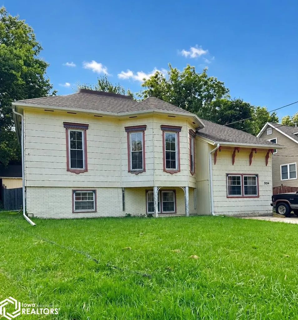 3054 Woodland Drive SW Cedar Rapids IA 52404
