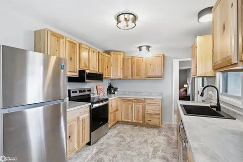 1817 Reed Street Grinnell IA 50112