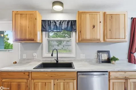 1817 Reed Street Grinnell IA 50112