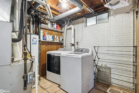 1817 Reed Street Grinnell IA 50112