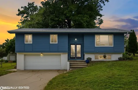 1817 Reed Street Grinnell IA 50112