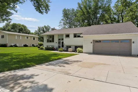 1703 1st Avenue N Clear Lake IA 50428