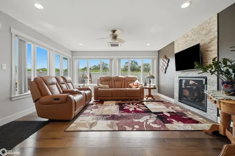 1594 Broad Street Keosauqua IA 52565