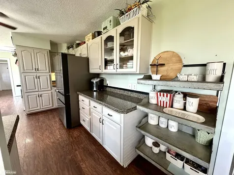 346 Ewart Road Grinnell IA 50112