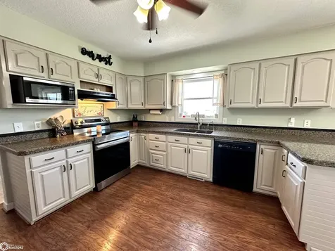 346 Ewart Road Grinnell IA 50112
