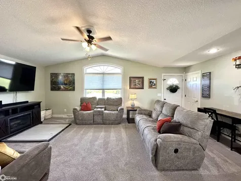 346 Ewart Road Grinnell IA 50112
