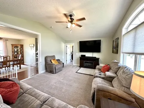 346 Ewart Road Grinnell IA 50112