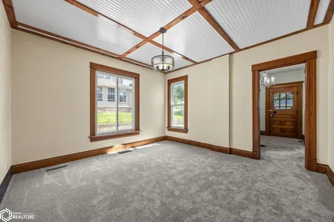 1806 8th Avenue Belle Plaine IA 52208