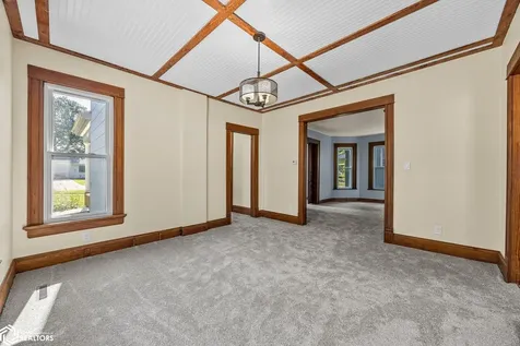 1806 8th Avenue Belle Plaine IA 52208