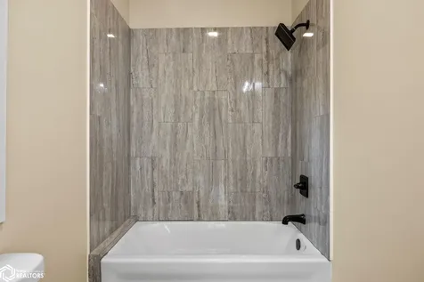 1806 8th Avenue Belle Plaine IA 52208