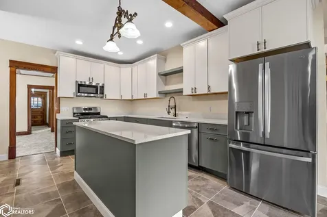 1806 8th Avenue Belle Plaine IA 52208