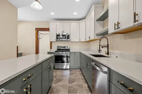 1806 8th Avenue Belle Plaine IA 52208