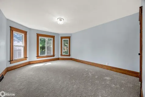 1806 8th Avenue Belle Plaine IA 52208