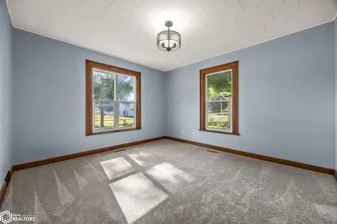 1806 8th Avenue Belle Plaine IA 52208