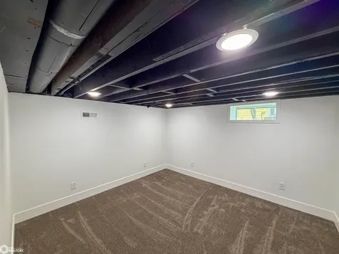 1121 3rd Avenue E Albia IA 52531