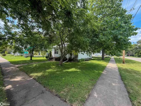 1121 3rd Avenue E Albia IA 52531