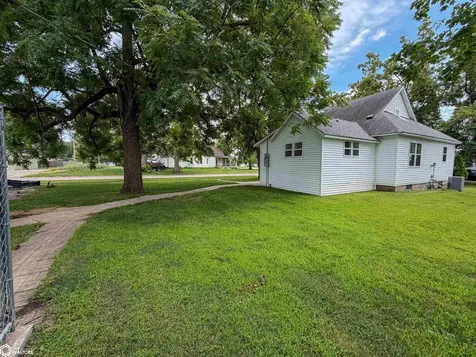 1121 3rd Avenue E Albia IA 52531