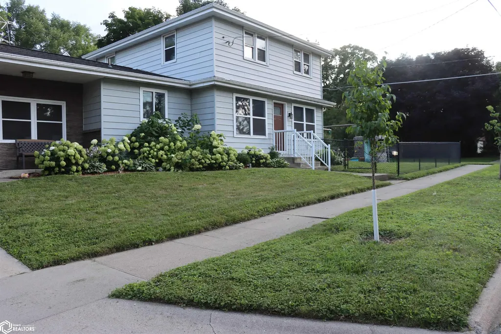 621 10th Street NE Mason City IA 50401-2323