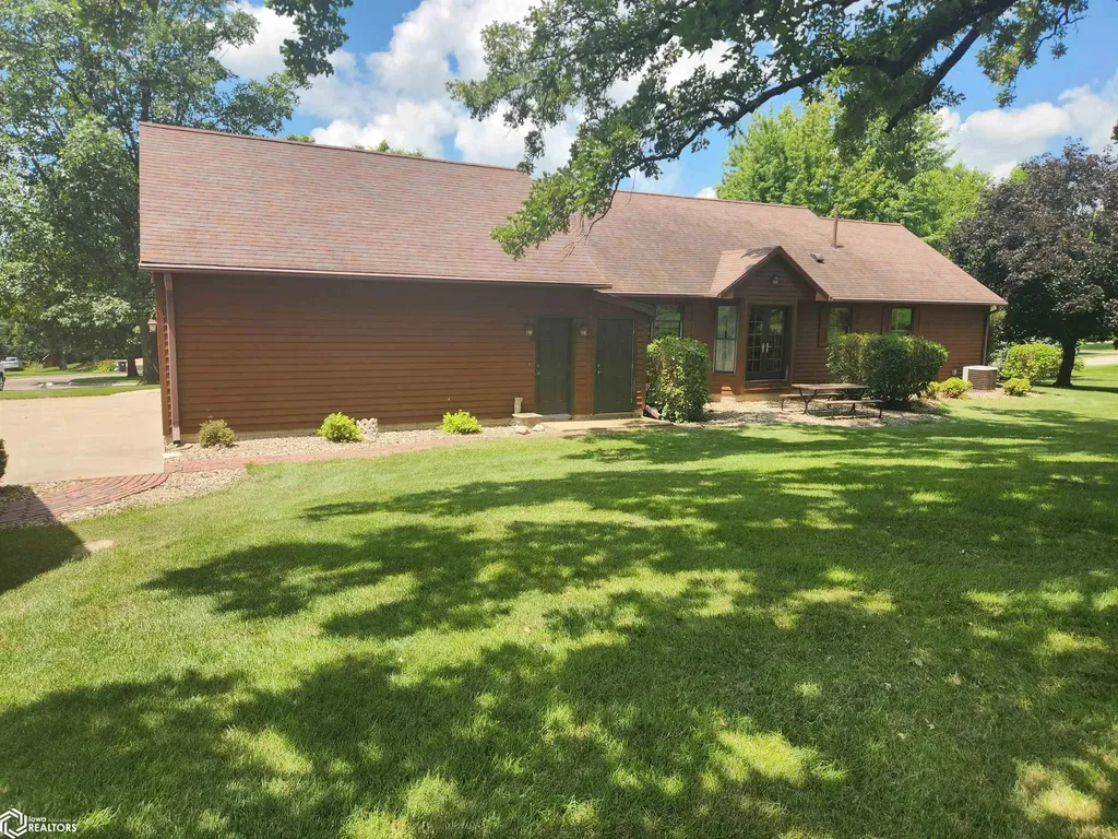 1022 Oakland Drive Tama IA 52339