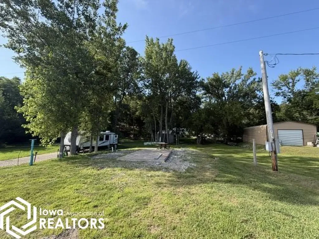 5094 County Public Road Brooklyn IA 52211