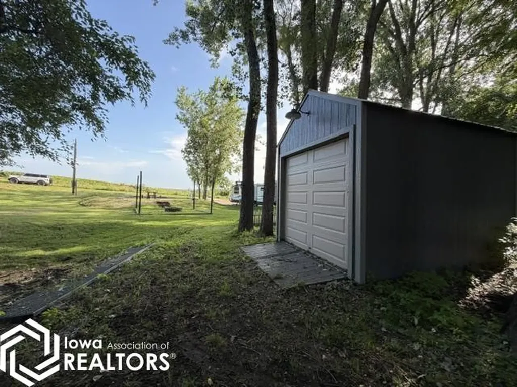 5094 County Public Road Brooklyn IA 52211
