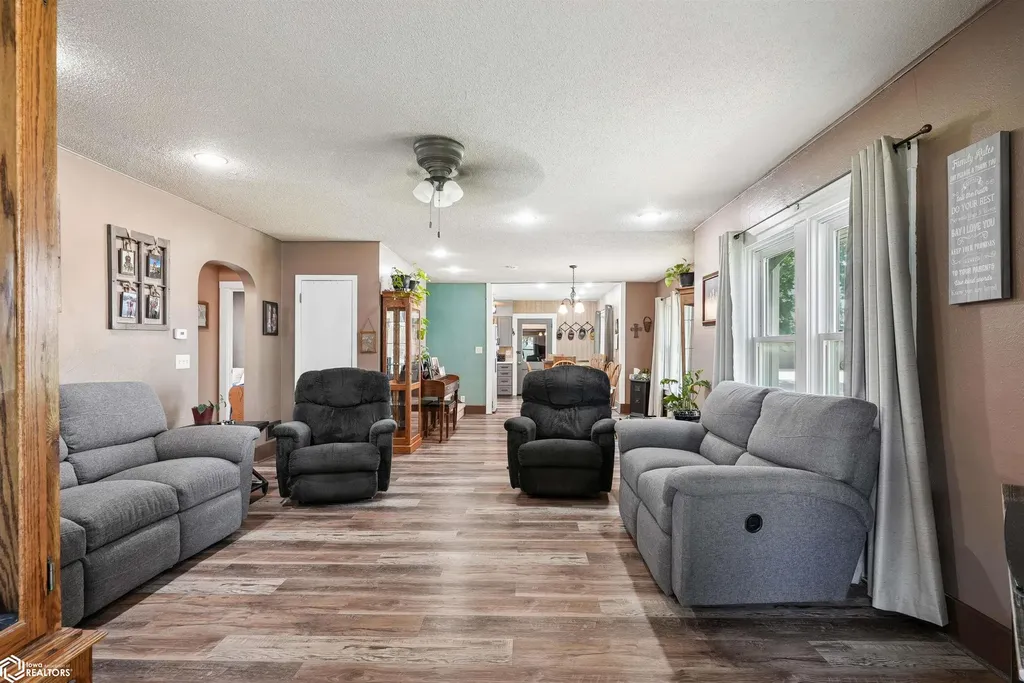 30364 250th Street Eldora IA 50627