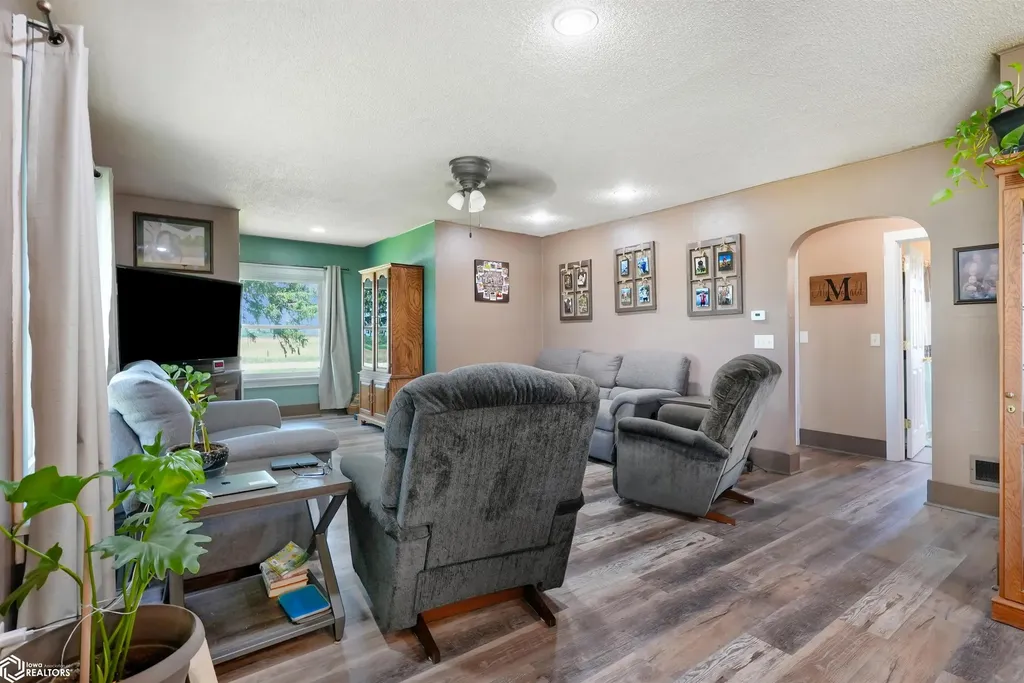 30364 250th Street Eldora IA 50627