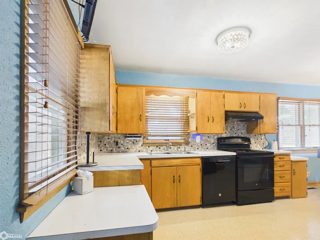 1304 7th Avenue E Oskaloosa IA 52577