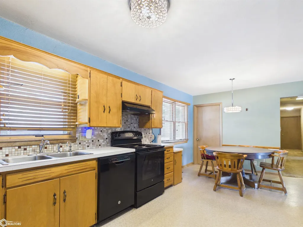 1304 7th Avenue E Oskaloosa IA 52577