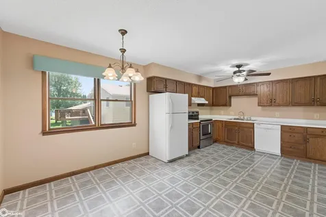 815 817 W 10 Avenue N Clear Lake IA 50428