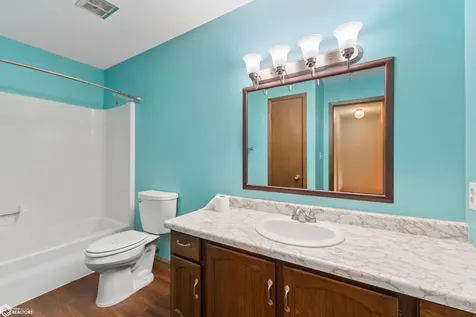 815 817 W 10 Avenue N Clear Lake IA 50428
