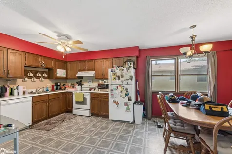 815 817 W 10 Avenue N Clear Lake IA 50428